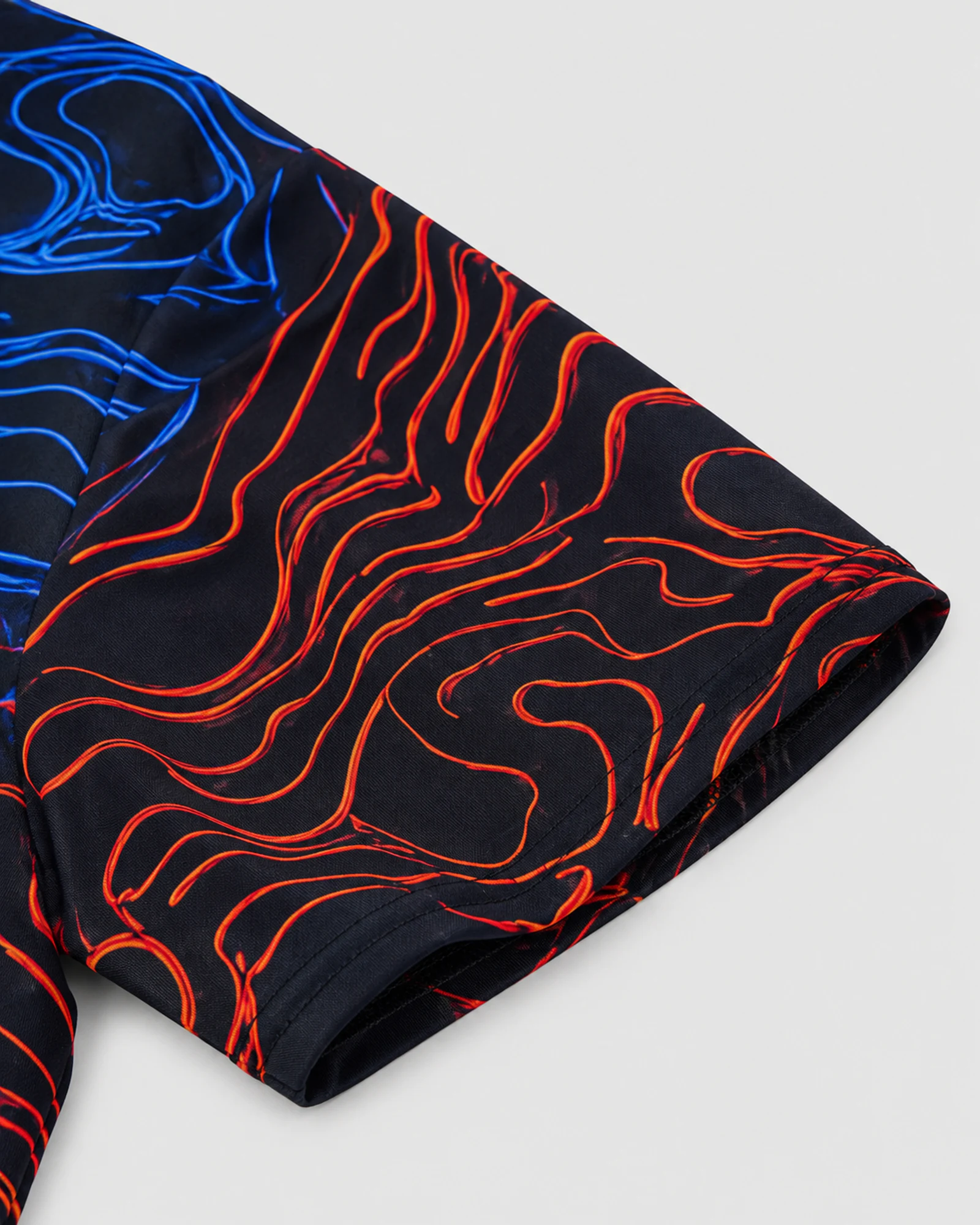 Detail of the short sleeve with orange contour lines
